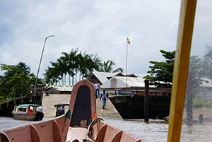 Photo 4 : Pirogue arrivant à Albina
