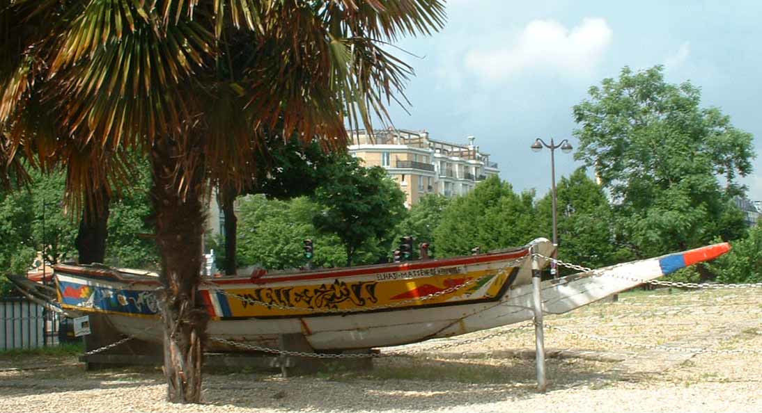 Bateau de pêche sénégalais devant le Palais de la Porte Dorée.