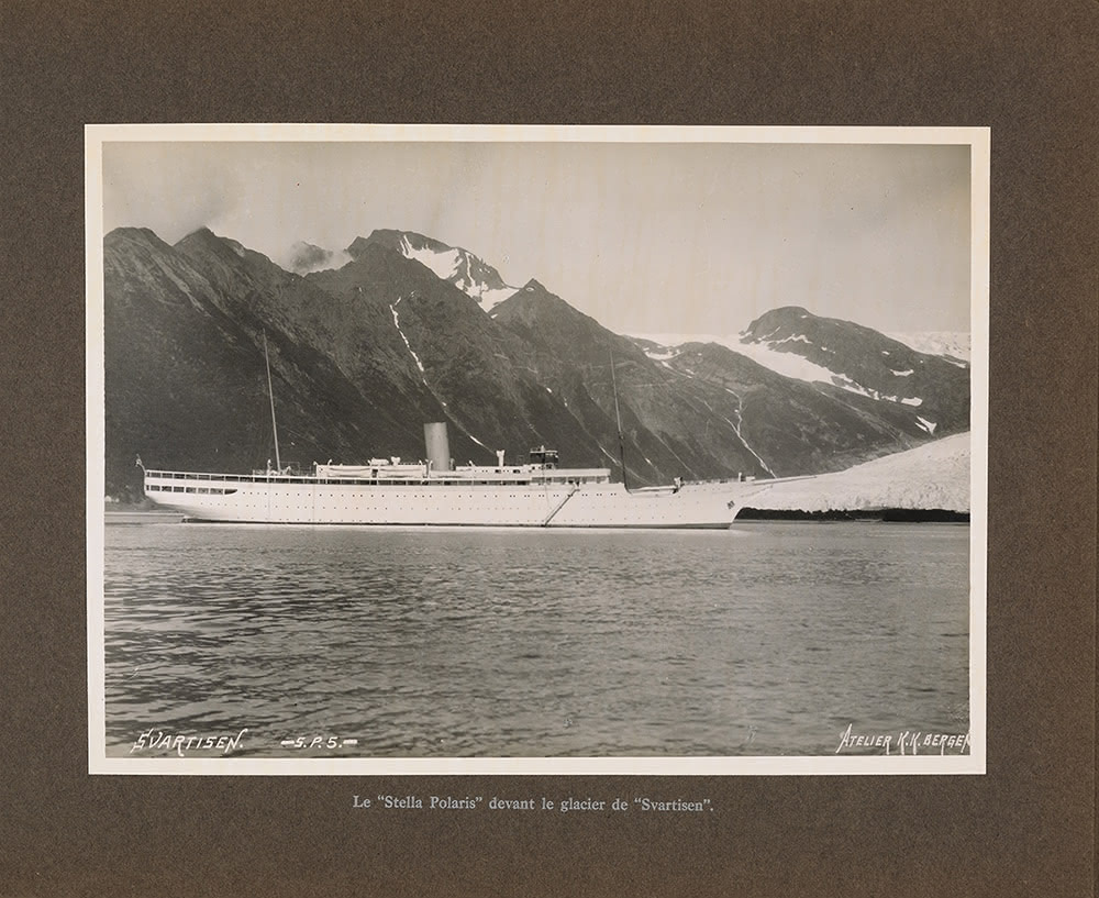 Le Stella Polaris devant le glacier de Svartisen