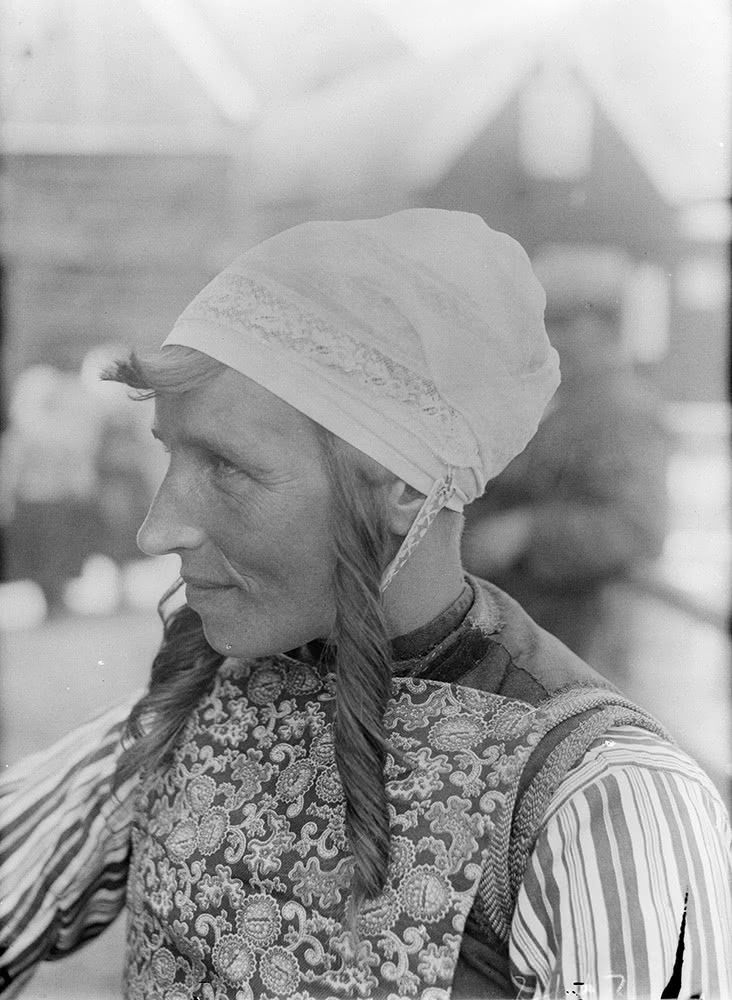 Portrait d&apos;une femme en costume traditionnel de Marken, Hollande du Nord, 1932