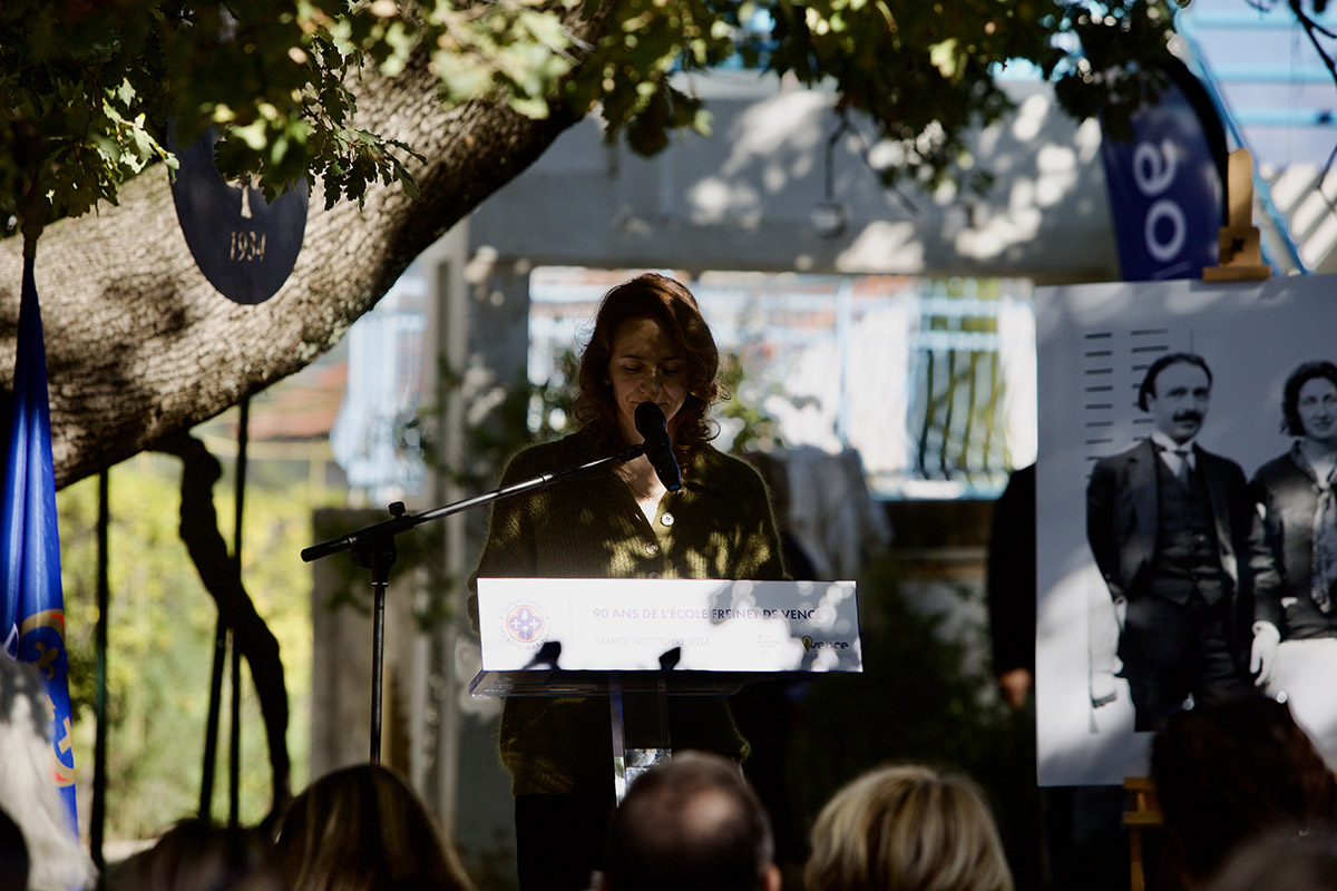 Aurélia Levet (directrice de l'École Freinet), durant la clôture des célébrations