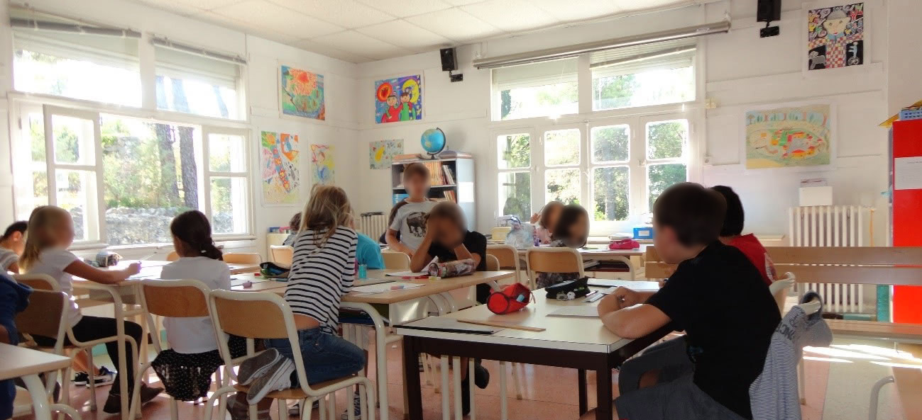 Figure 2. La fenêtre ouverte de la classe des Grands est visible à gauche de la photo