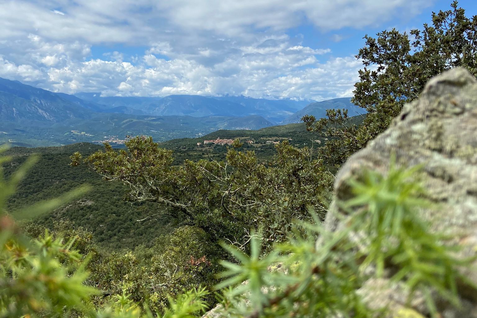 Fig. 4. Panorama sur le Massif du Canigou (Pyrénées Orientales), face à La Chambre des Certitudes de Wolfgang Laib.
