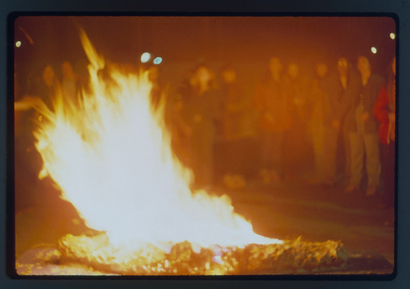 Fig.3 : Photographie de la momie mise à feu lors du rituel. Faith Wilding, Invitation to a Burning, 1980