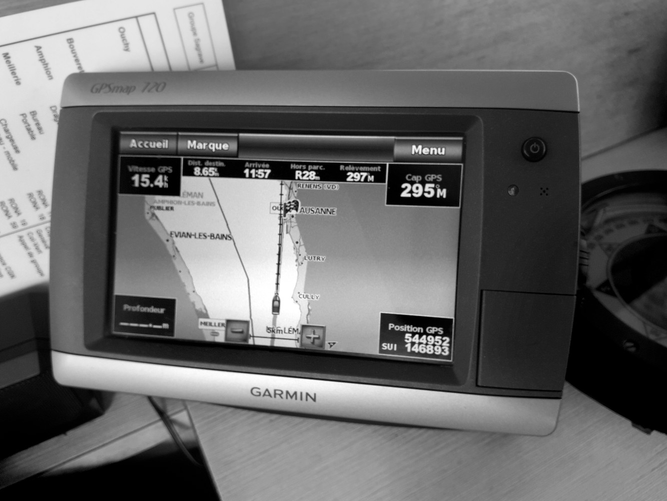 Fig. 2. À bord d’un chaland de transport de marchandises, sur l’écran du GPS, la fine ligne noire courant au milieu de la surface blanche (représentant le lac Léman) correspond à la ligne de démarcation de la frontière