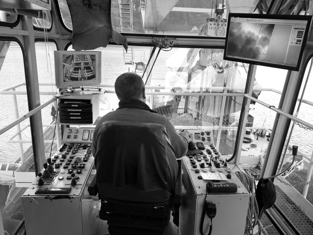 Fig. 4. Machiniste opérant sur les fonds sous-lacustres depuis la cabine de la barge d’extraction