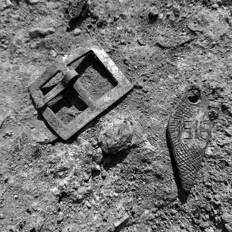 Figure 9 : Boucle de ceinture et plaque d’identité artisanale, fabriquées dans des pièces de moteurs d’avions en aluminium