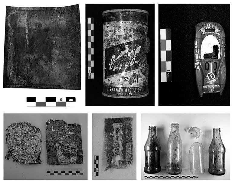 Figure 14 : Panel d’objets perdus ou jetés par des touristes depuis les années 1950 sur le site de la carrière de Natzweiler et découverts en fouille