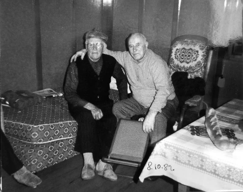 Figure 15 : Joseph Stadler, travailleur civil, et Peter Bernsen, déporté allemand (témoin de Jéhovah) en octobre 1982 à Grendelbruch dans la maison familiale de J. Stadler