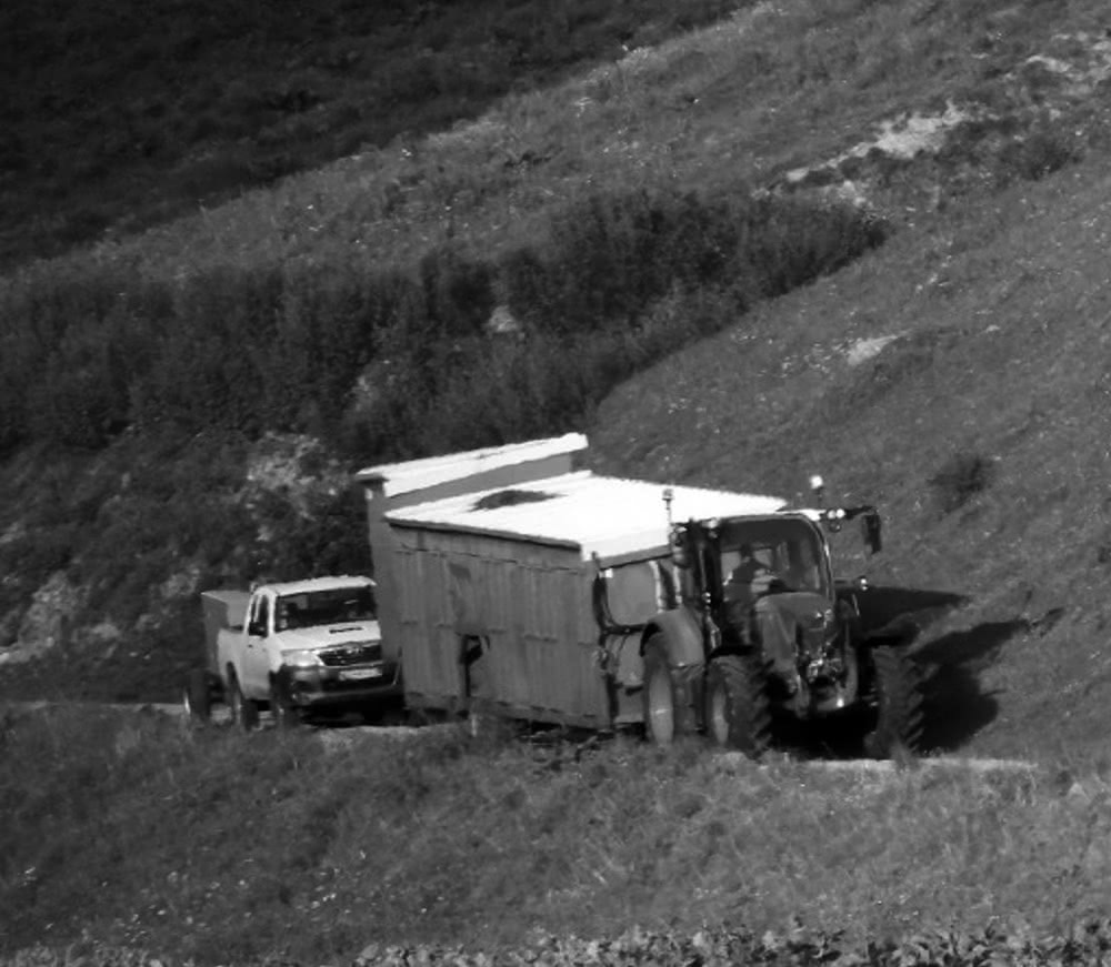 Figure 3 : Du matériel agricole identique à celui de la plaine. Ici des agriculteurs dans la vallée des Glaciers (Savoie, 73, France)