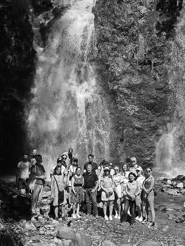 Groupe de participants à l’école d’été « Industrial heritage and sustainable development », sortie du mardi 9 juillet autour du site industriel de Wildenstein, infrastructures hydrauliques de la première moitié du xixe siècle (cascade du Heidenbad)